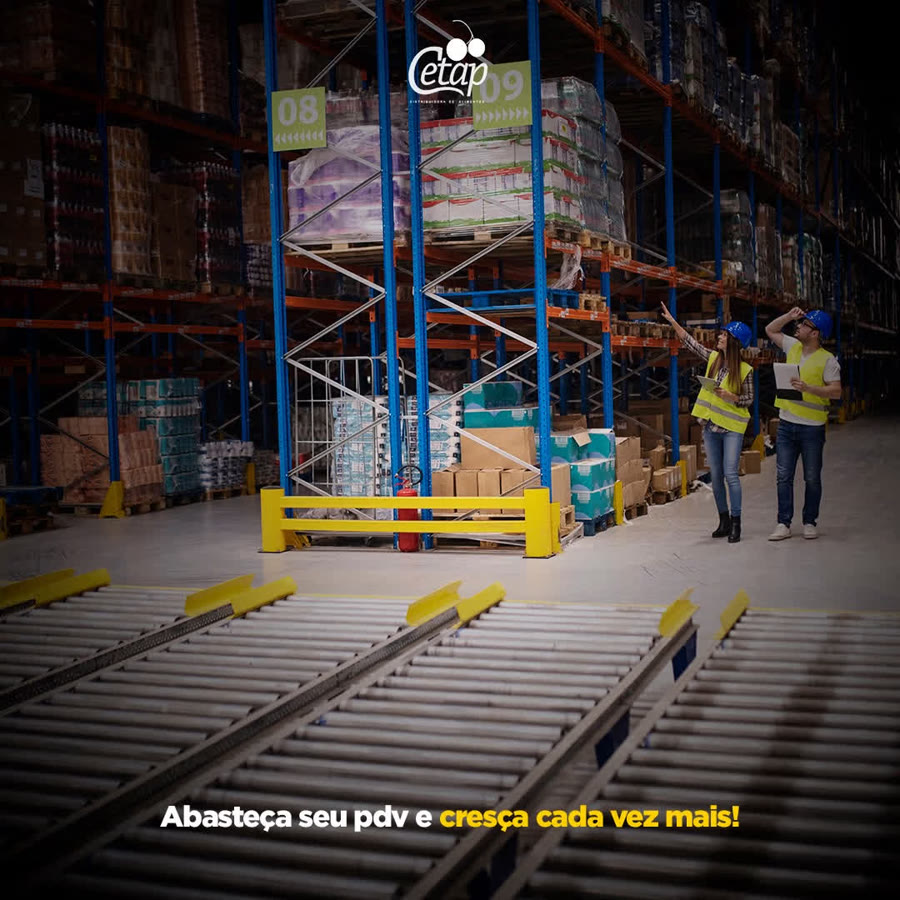 Corredor do armazém Cetap com estantes de paletes